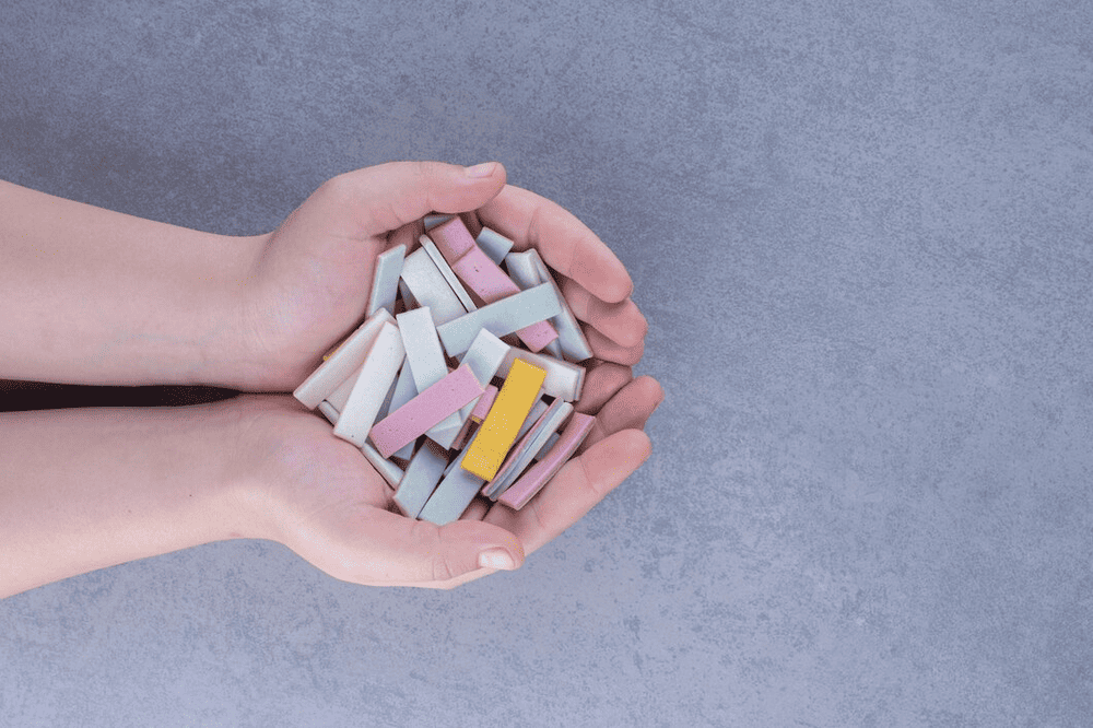 H&agrave;nh động nhai kẹo cao su gi&uacute;p v&ograve;i Eustache dễ mở hơn, gi&uacute;p giảm &aacute;p lực b&ecirc;n trong tai, hạn chế &ugrave; tai (Nguồn: Freepik)